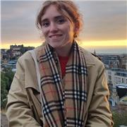 Profesor de inglés imparte clases particulares a niños de primaria